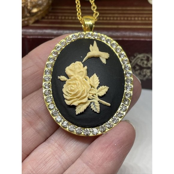 Christmas Gift Black Cream Wedding Xmas Cameo Hummingbird Gold Crystal Necklace - Picture 7 of 9